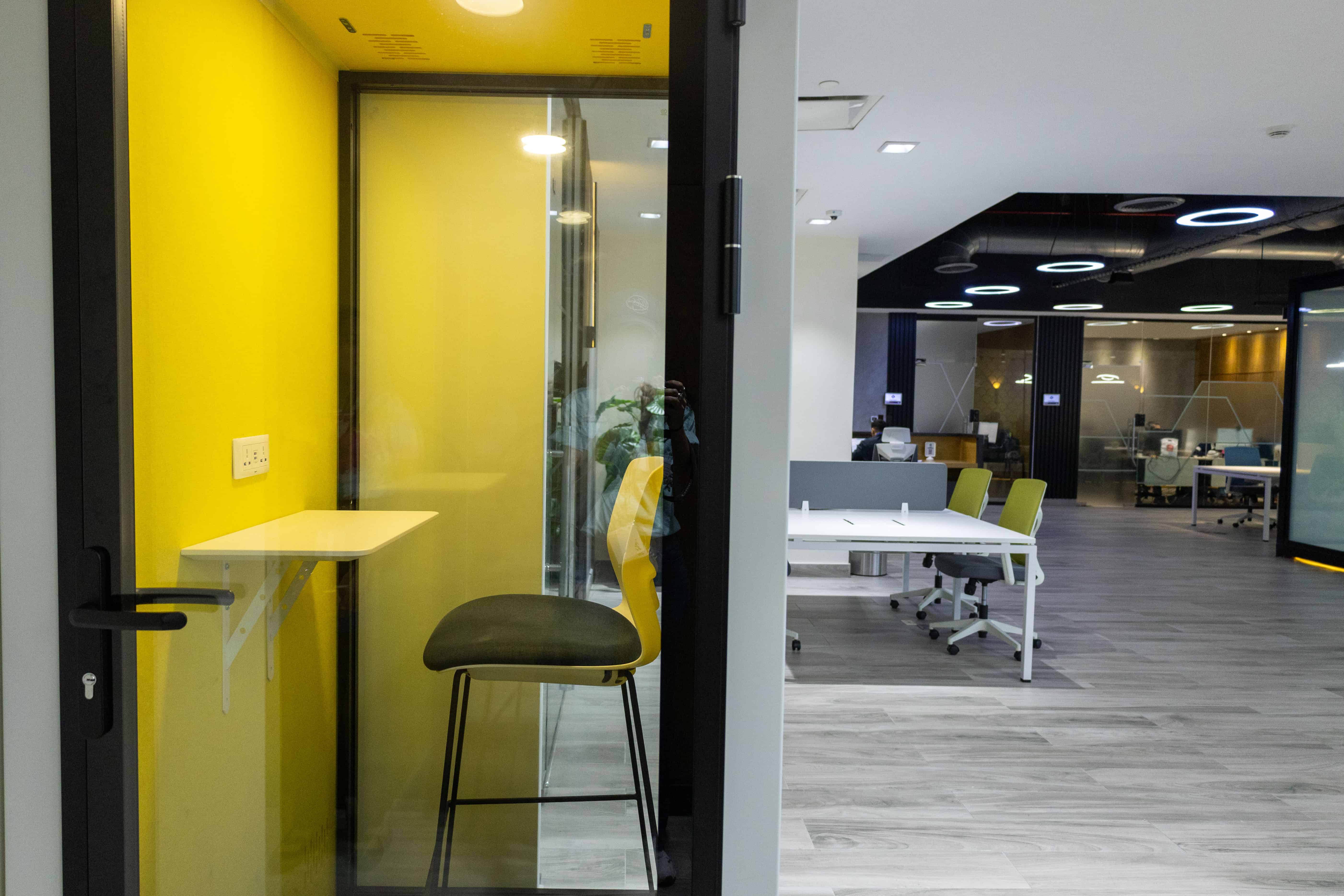 Call boxes en Spatium, donde se sostienen llamadas breves y privadas.