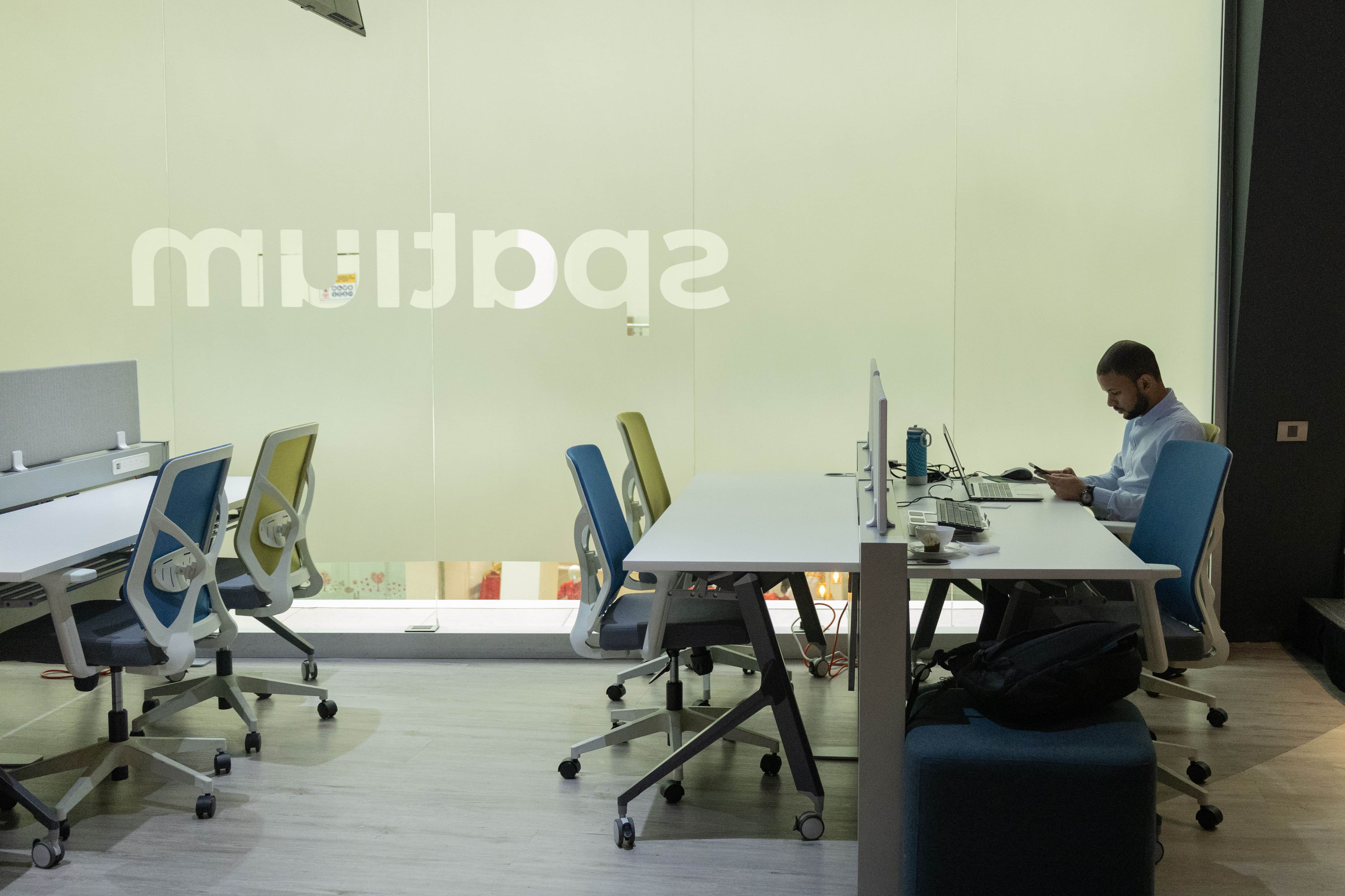 Un usuario trabajando en una de las &aacute;reas compartidas de Spatium.