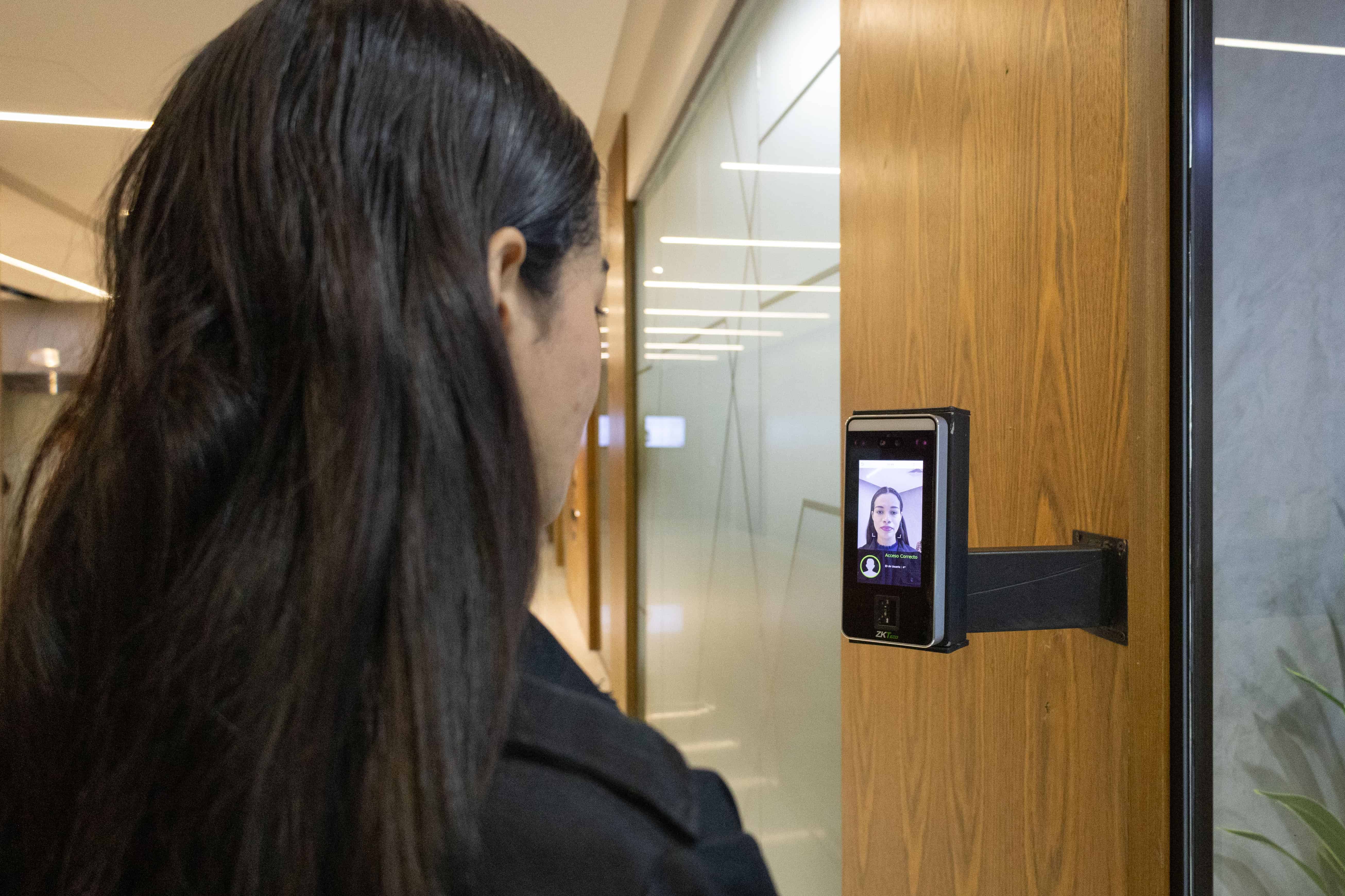 Una empleada de Spatium utiliza su rostro para poder tener acceso a una de las &aacute;reas de trabajo.