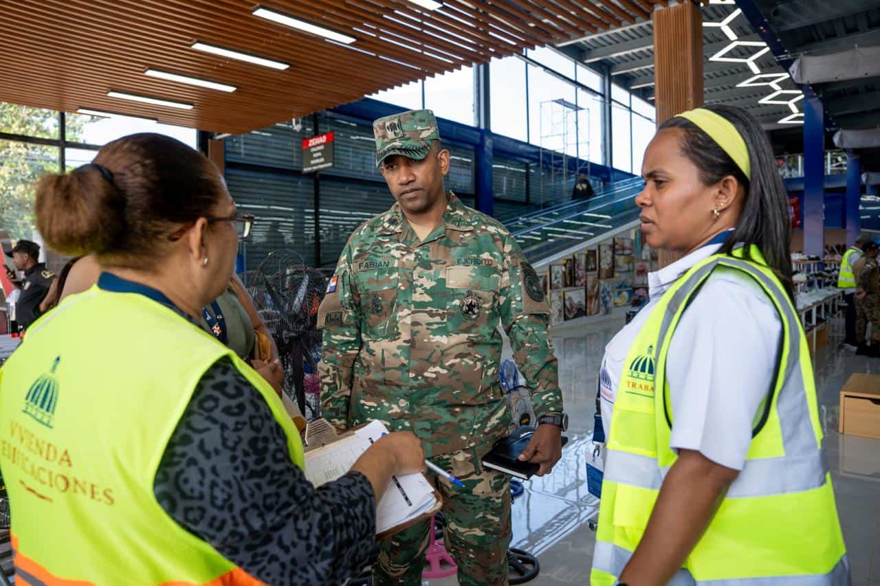 Prersonal supervisor en la&nbsp;Plaza Zehao.