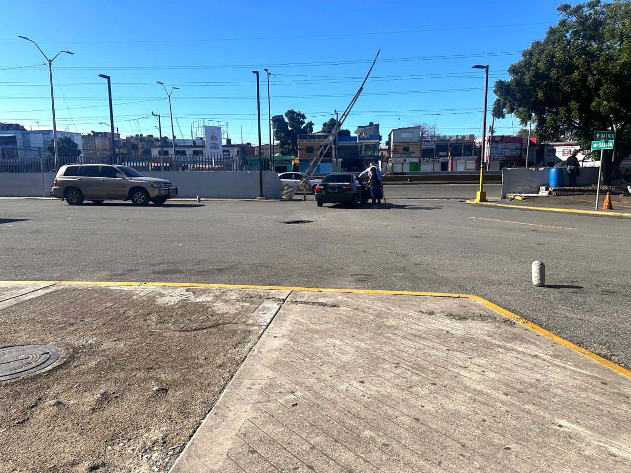 Un paciente a punto de montarse en un veh&iacute;culo tras ser dado de alta.