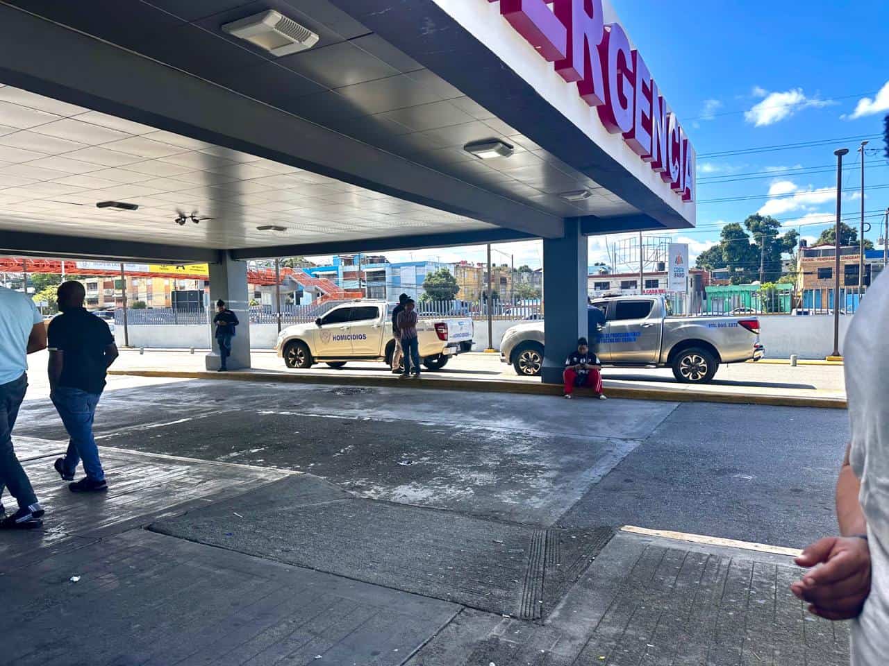 Veh&iacute;culos de la Polic&iacute;a Nacional en el Dar&iacute;o Contreras.