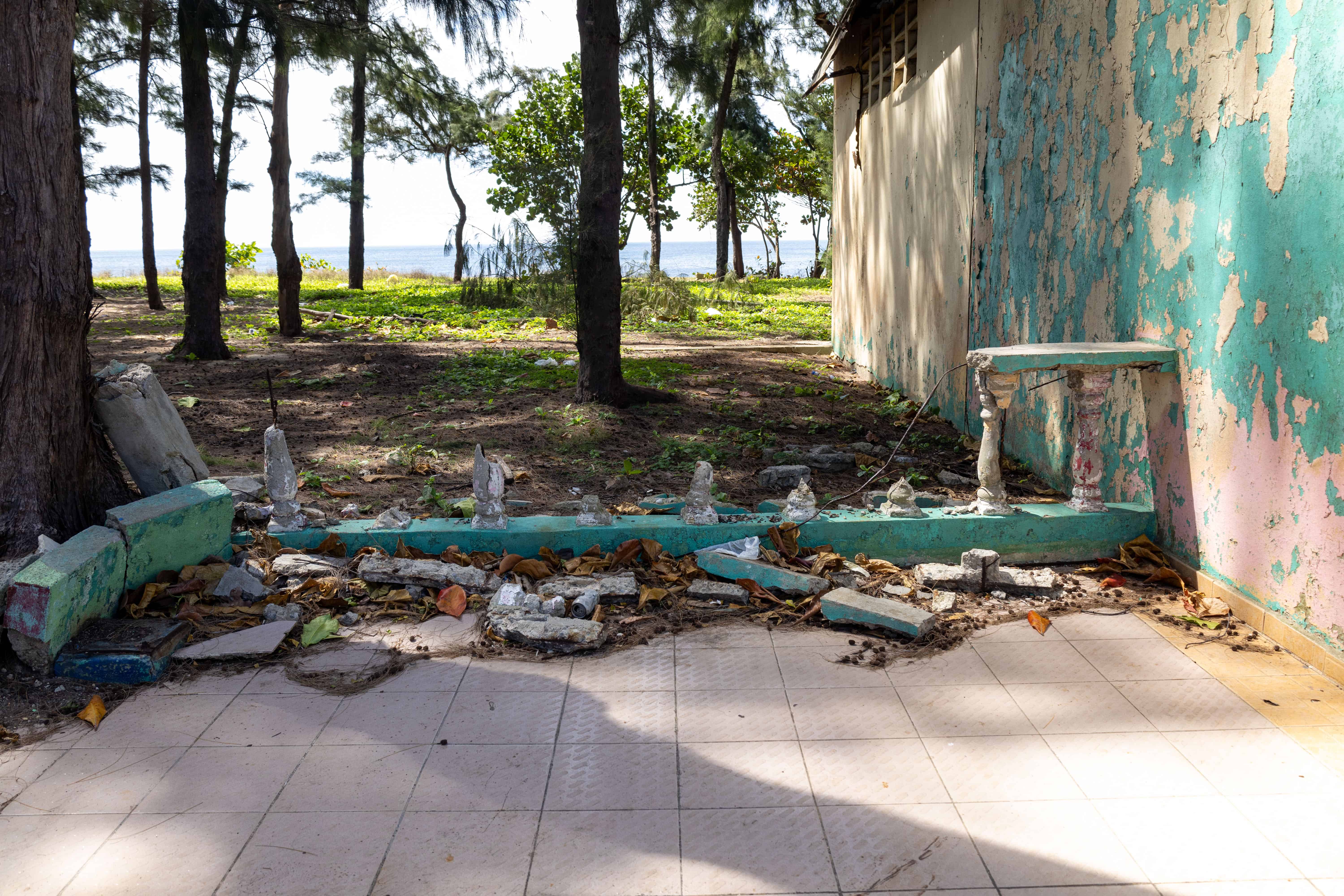 Algunas de sus estructuras destruidas.  