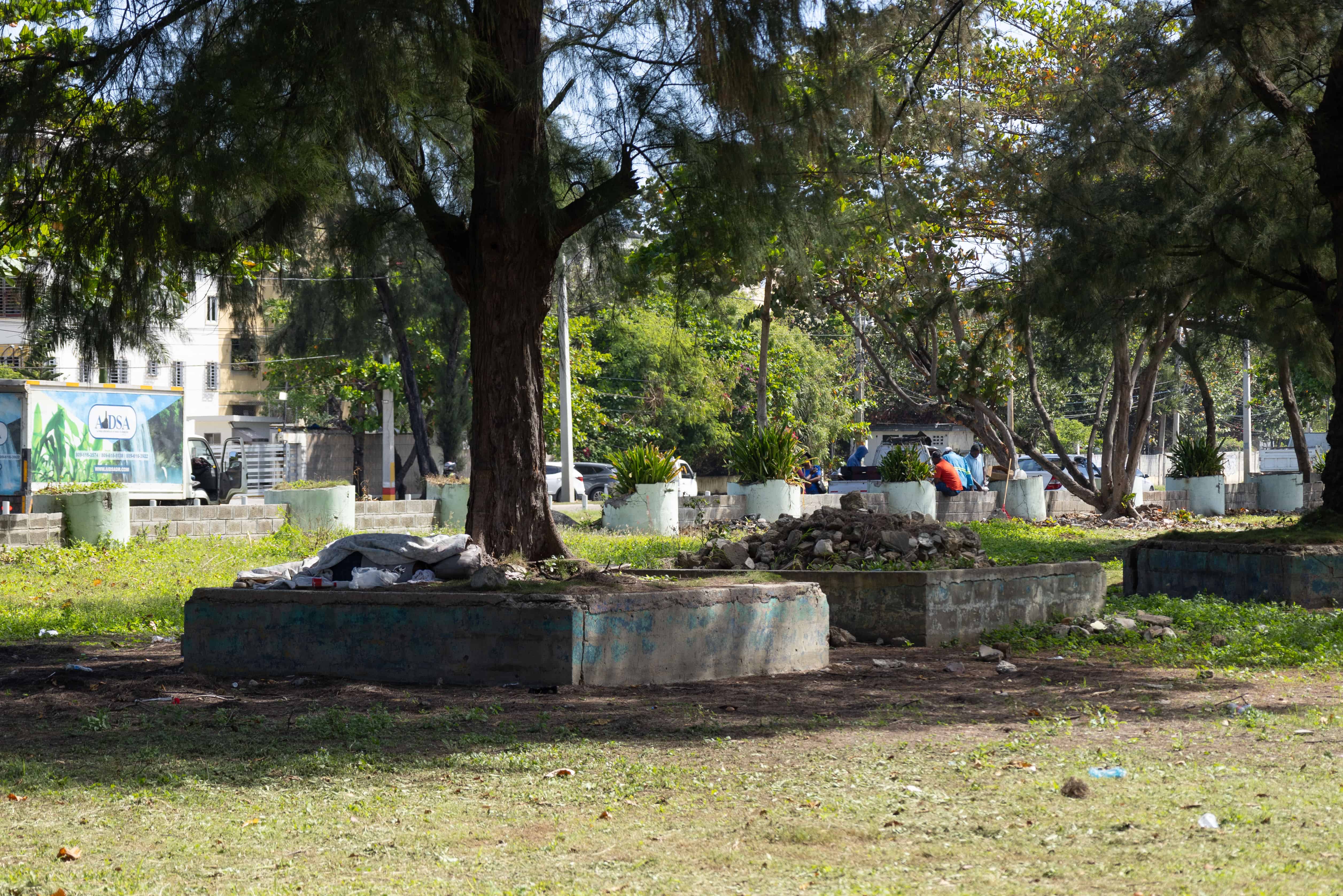 Un indigente duerme pl&aacute;cidamente en el tranquilo ambiente.