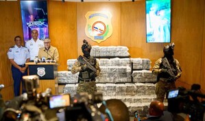 Incautan 564 paquetes de presunta coca&iacute;na frente a costas de Barahona; arrestan a cinco hombres