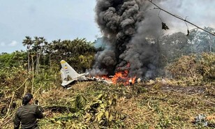 Aumentan a ocho los muertos por accidente de un avi&oacute;n militar en Colombia
