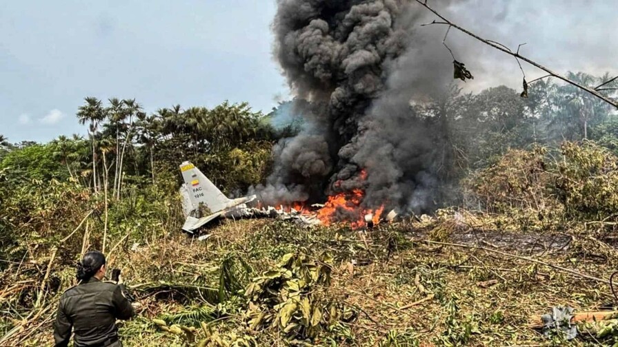 Aumentan a ocho los muertos por accidente de un avión militar en Colombia
