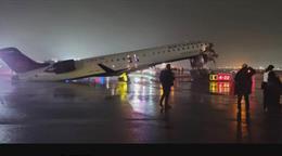 Avi&oacute;n de Air Canada y un cami&oacute;n de bomberos chocan en aeropuerto LaGuardia en Nueva York