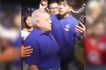 Un joven rompe un huevo contra la cabeza de candidato presidencial en Per&uacute;