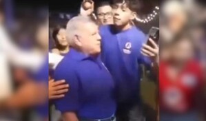 Un joven rompe un huevo contra la cabeza de candidato presidencial en Perú