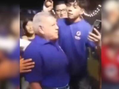 César Acuña recibe un huevo en la cabeza durante acto electoral