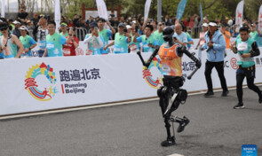 China reunir&aacute; a m&aacute;s de 300 robots en su pr&oacute;xima media marat&oacute;n humanoide en Pek&iacute;n
