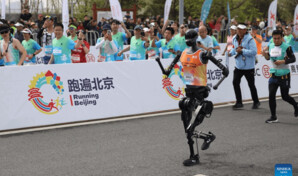 China reunirá a más de 300 robots en su próxima media maratón humanoide en Pekín