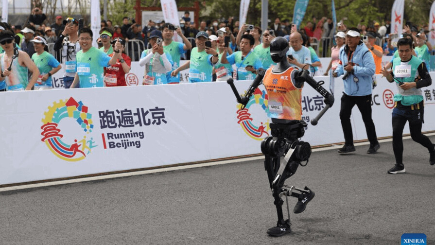 China reunirá a más de 300 robots en su próxima media maratón humanoide en Pekín