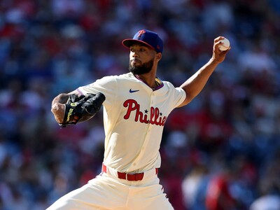 Cristopher Sánchez y los contratos que no son como los bateadores