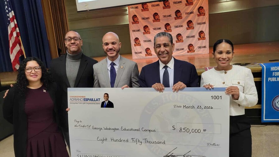 Adriano Espaillat destina US$850,000 para renovar auditorio de escuela del Alto Manhattan
