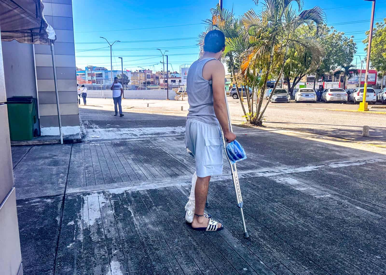 Alexander Santiago, de 38 a&ntilde;os, se desplaza con dificultad apoyado en muletas como consecuencia de un accidente de tr&aacute;nsito.