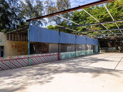 Manresa: de paraíso familiar a ruinas frente al  mar