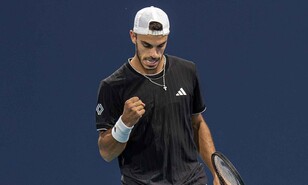 Cer&uacute;ndolo vence a Medvedev y avanza a octavos del Masters 1000 de Miami