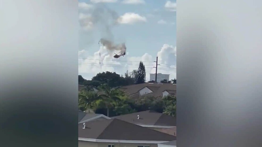 Mueren dos personas al estrellarse un helicóptero contra el techo de un almacén en Florida