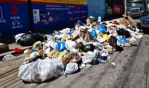 Aceras con basura, maleza y parqueos que complican el paso peatonal en Santo Domingo Oeste