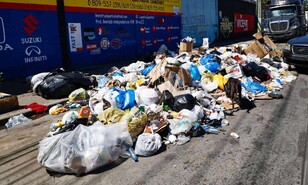 Aceras con basura, maleza y parqueos que complican el paso peatonal en Santo Domingo Oeste