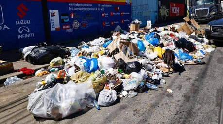 Aceras con basura, maleza y parqueos que complican el paso peatonal en Santo Domingo Oeste