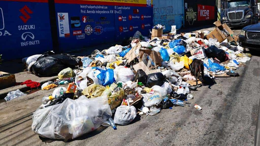 Santo Domingo Oeste con aceras ocupadas por basura, maleza y parqueos que complican el pase peatonal Santo Domingo Oeste con aceras ocupadas por basura, maleza y parqueos que complican el pase peatonal