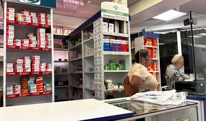 Llaman a no acaparar medicamentos pese a incertidumbre en los precios por conflicto en Medio Oriente