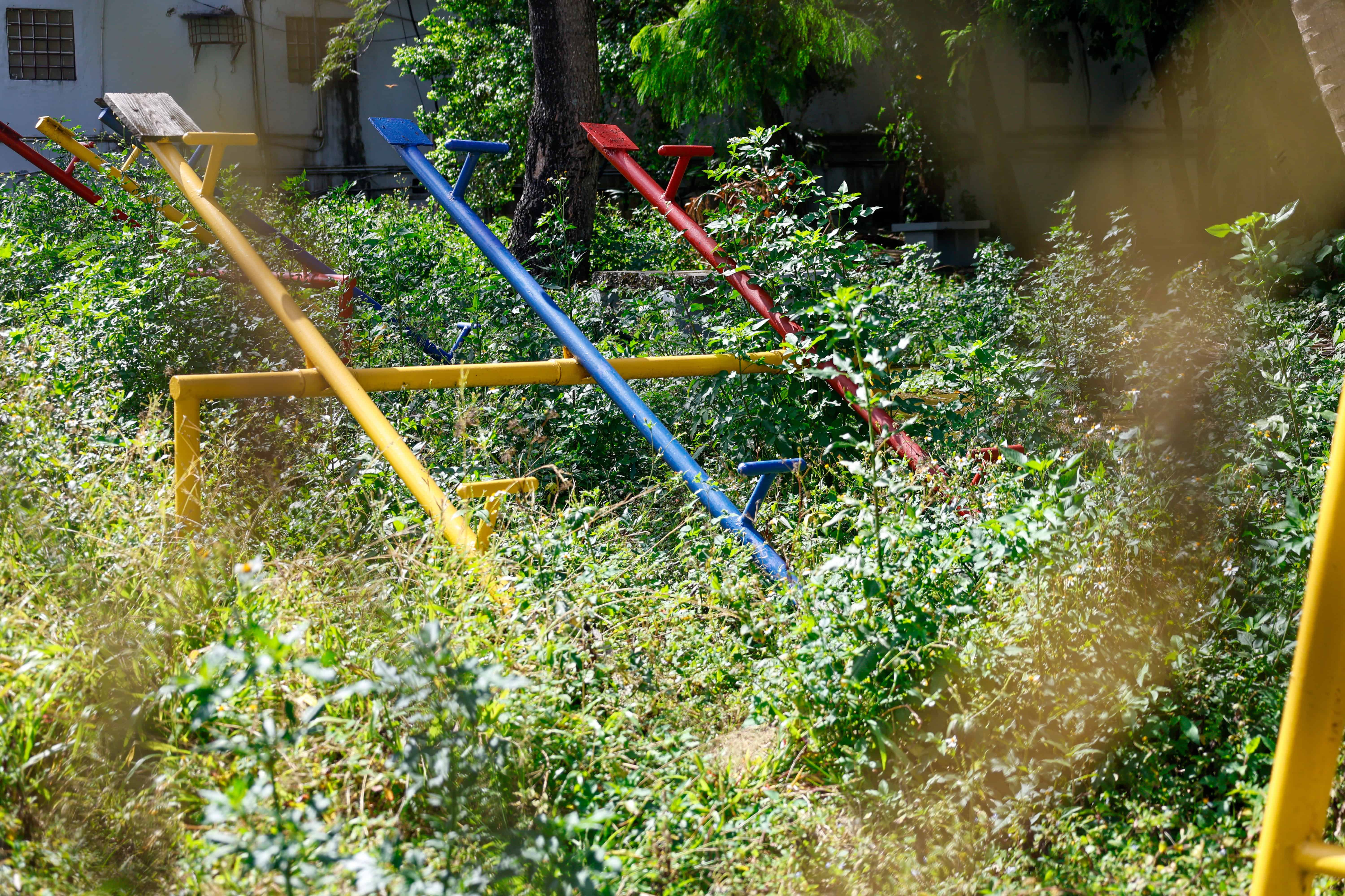 La maleza ocupa parte del &aacute;rea infantil.