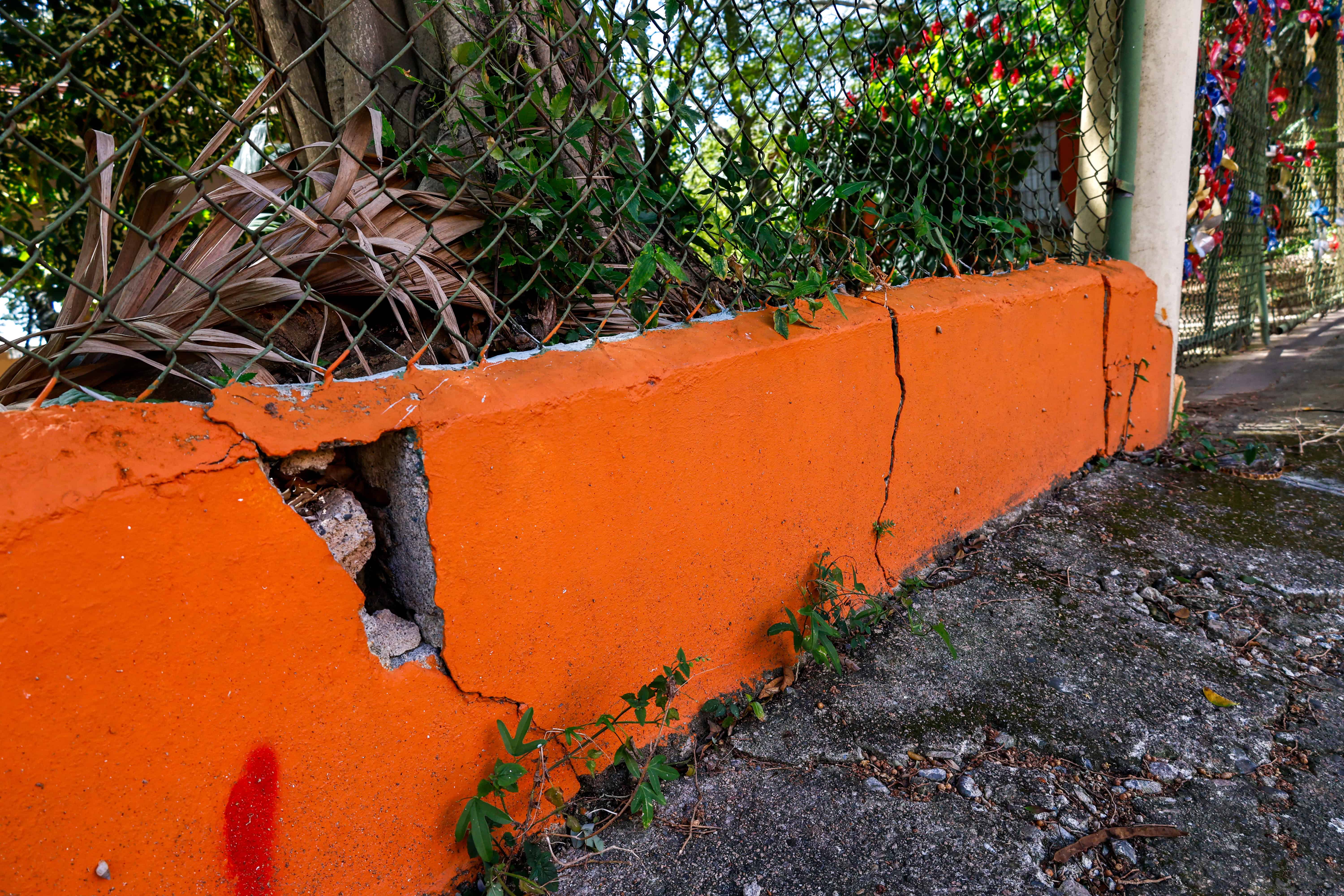 Se requiere intervenir la verja perimetral.