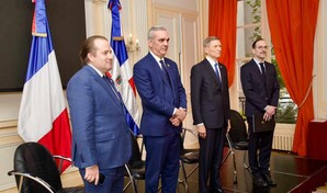 Abinader se re&uacute;ne con di&aacute;spora en Par&iacute;s y le habla sobre oportunidades en el pa&iacute;s