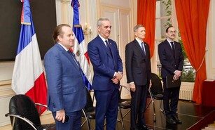 Abinader se re&uacute;ne con di&aacute;spora en Par&iacute;s y le habla sobre oportunidades en el pa&iacute;s