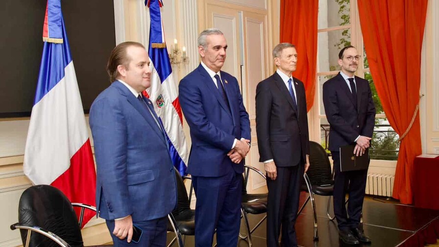 Abinader se re&uacute;ne con di&aacute;spora en Par&iacute;s y le habla sobre oportunidades en el pa&iacute;s