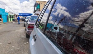 Silencio, sangre y vehículos baleados en Gualey tras tiroteo que dejó un muerto y varios heridos