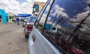 Silencio, sangre y veh&iacute;culos baleados en Gualey tras tiroteo que dej&oacute; un muerto y varios heridos