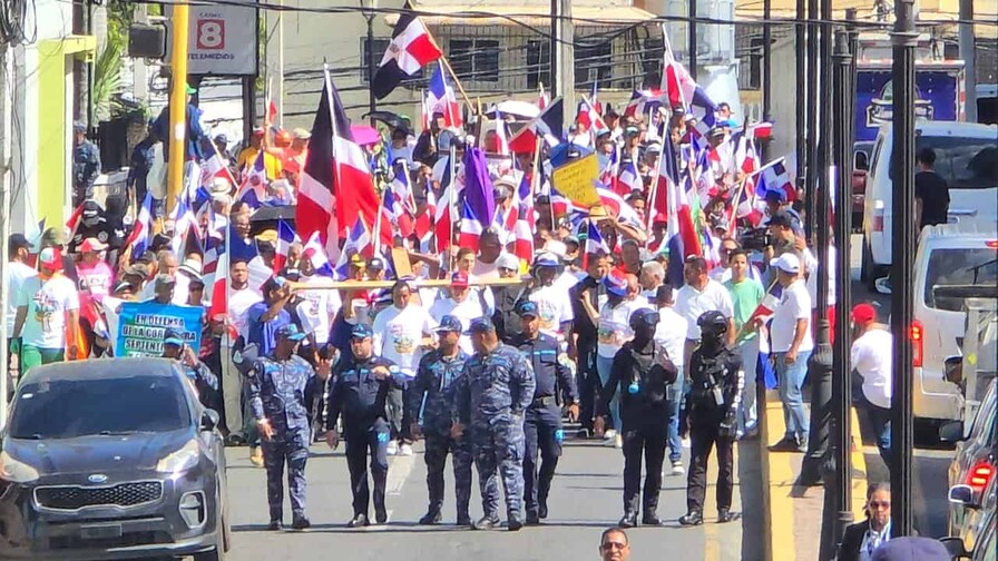 Comunitarios recorren calles de Santiago en rechazo a exploraci&oacute;n minera en Cordillera Septentrional