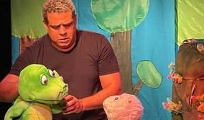 El Teatro Guloya celebra las 100 funciones de obra de títeres “Guanín y su macuto mágico