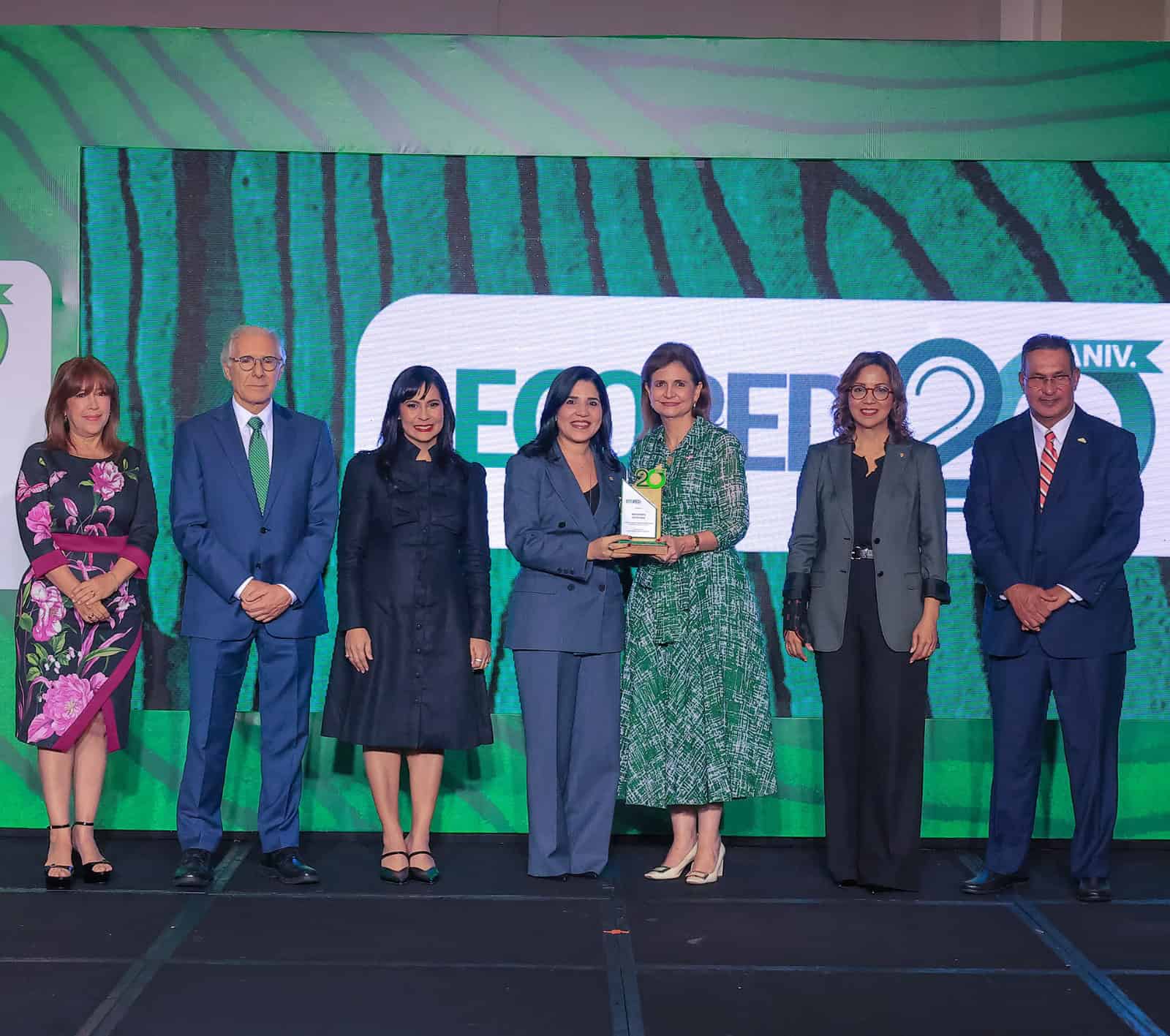 La vicepresidenta Raquel Pe&ntilde;a fue reconocida por Ecored y entreg&oacute; premio a Mariel Bera, ejecutiva del Banco Popular. Figuran en la foto Kathia Mej&iacute;a, Jos&eacute; Armenteros, Christy Luciano, Josefina Navarro y Wenceslao Soto.