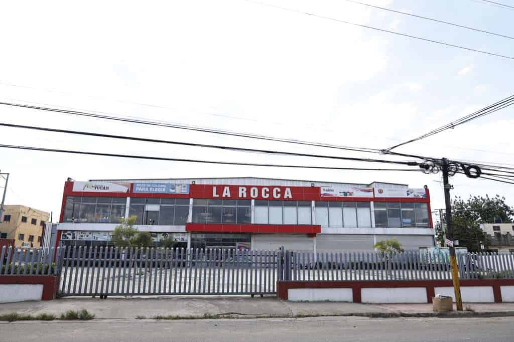 Tienda La Rocca, operada por propietarios chinos, tambi&eacute;n cerrada.