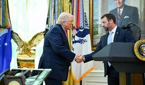 Markwayne Mullin asume como secretario de Seguridad de EE. UU. en sustituci&oacute;n de Kristi Noem