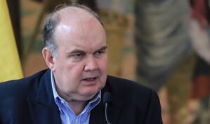 Candidato presidencial en primer lugar de encuestas en Perú llega tarde a debate electoral