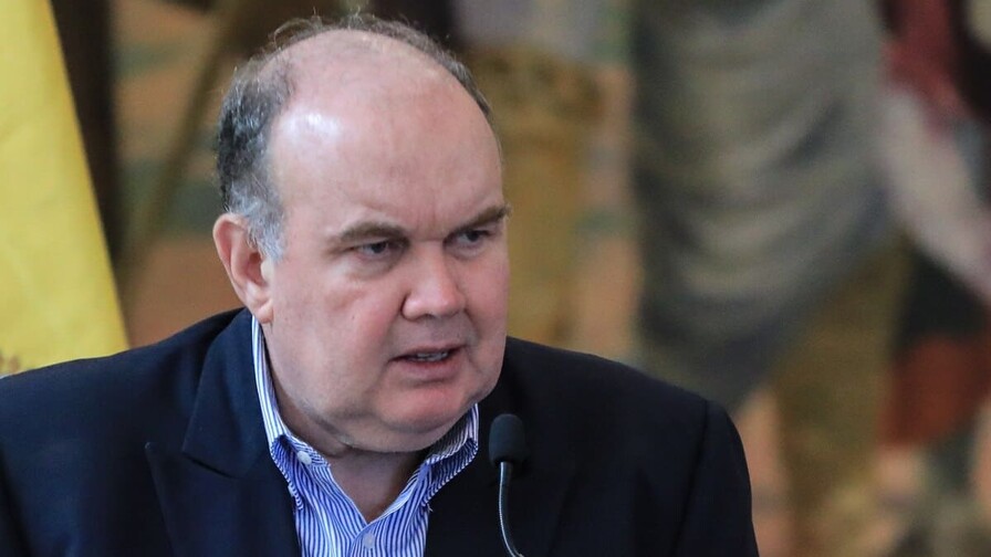 Candidato presidencial en primer lugar de encuestas en Perú llega tarde a debate electoral