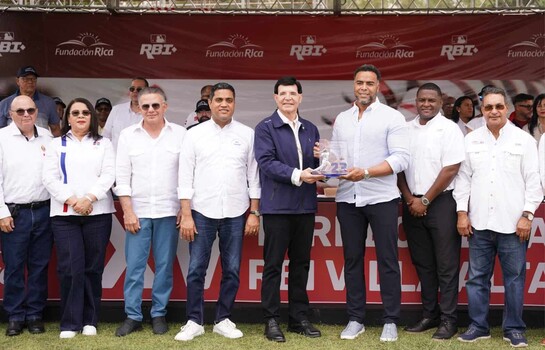 Nelson Cruz exhorta a priorizar la educaci&oacute;n en apertura del torneo RBI de Villa Altagracia