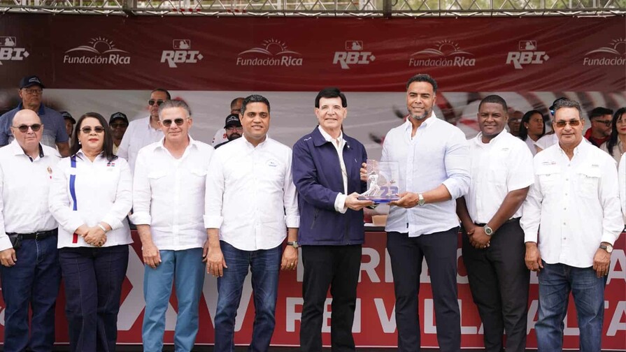 Nelson Cruz exhorta a priorizar la educaci&oacute;n en apertura del torneo RBI de Villa Altagracia