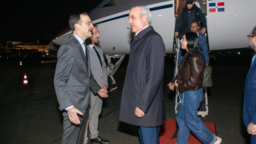 Abinader llega a París para reunirse con Macron y participar en Foro Global Anticorrupción