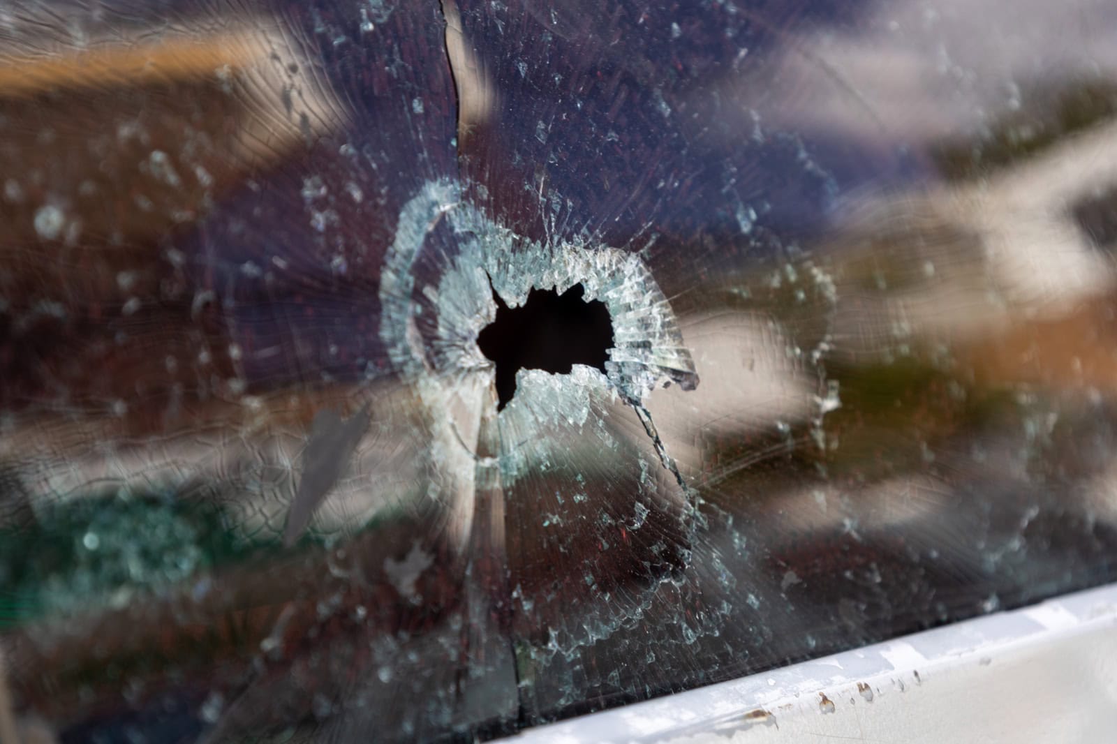 Cristal de un vehículo con impacto de bala, evidencia de la violencia ocurrida en la balacera
