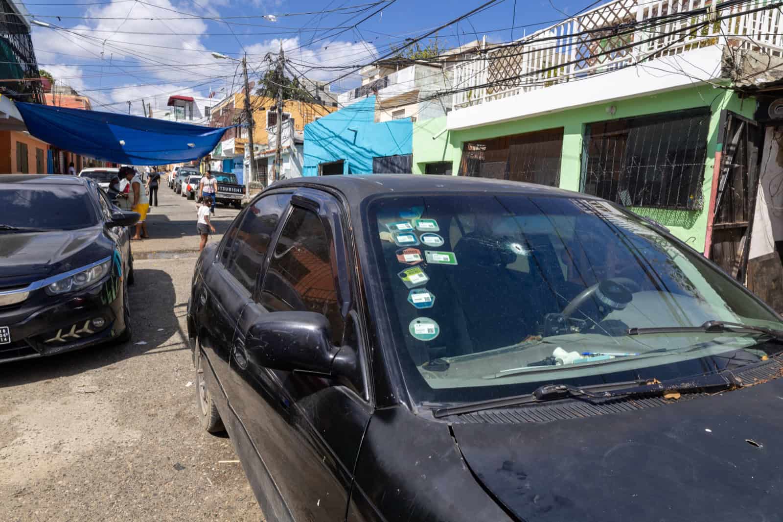 Vehículo con impacto de bala tras el hecho ocurrido en Gualey.