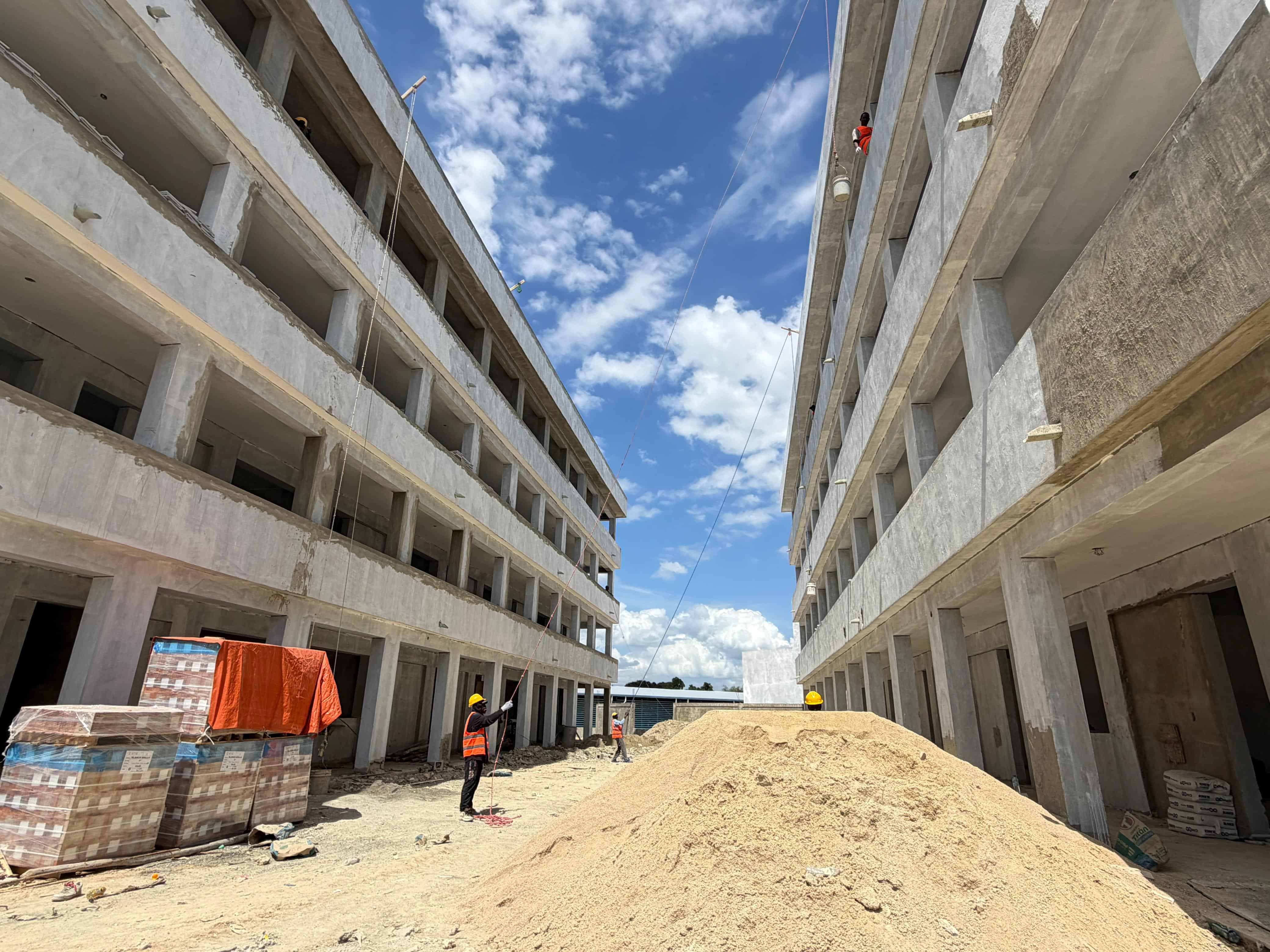 Obreros trabajan en la construcci&oacute;n del centro educativo.