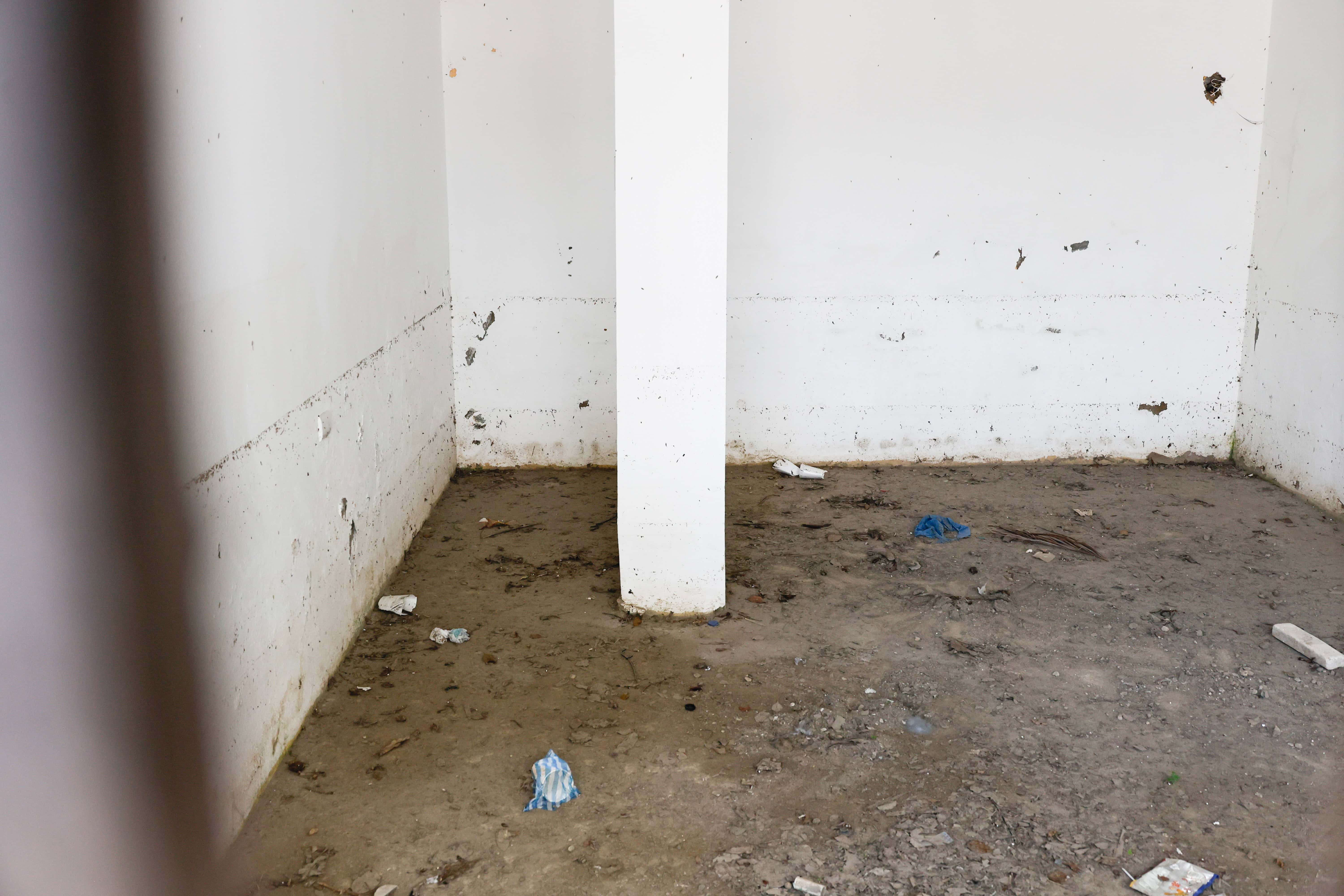 El agua penetra a las viviendas de la parte baja y llega hasta a m&aacute;s de un metro de altura.